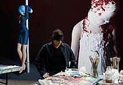 Gottfried Helnwein vor einem originalen Bild, welches in unserer Galerie käuflich erwerbbar ist: The Disasters of War 6.